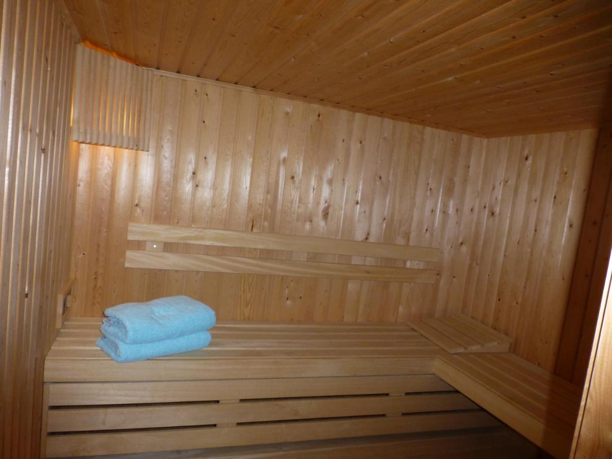 Vakantiehuis Onder De Peppel Met Sauna En Jacuzzi Wijk en Aalburg Exteriör bild