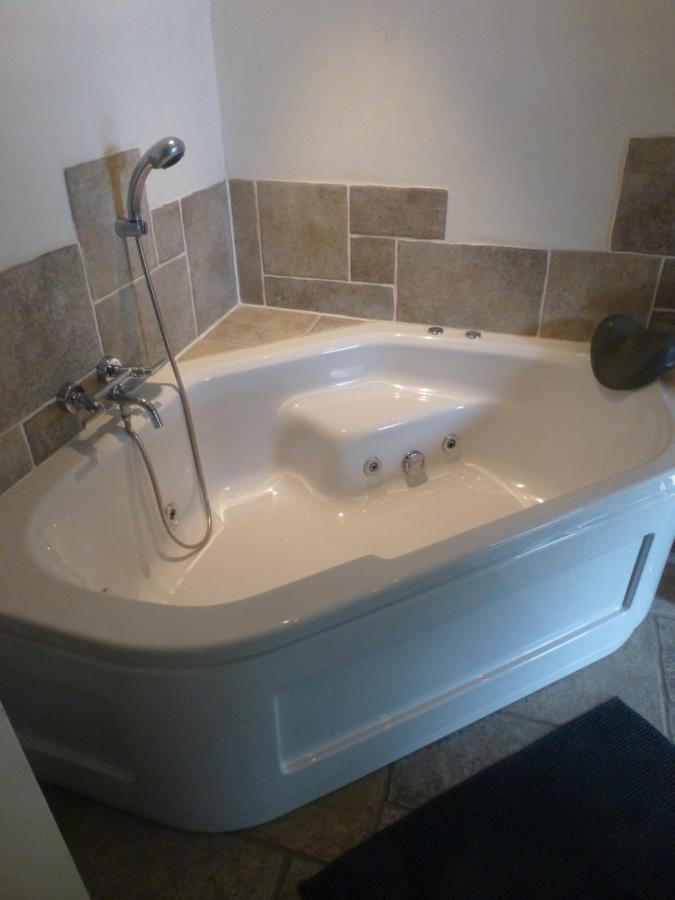 Vakantiehuis Onder De Peppel Met Sauna En Jacuzzi Wijk en Aalburg Exteriör bild